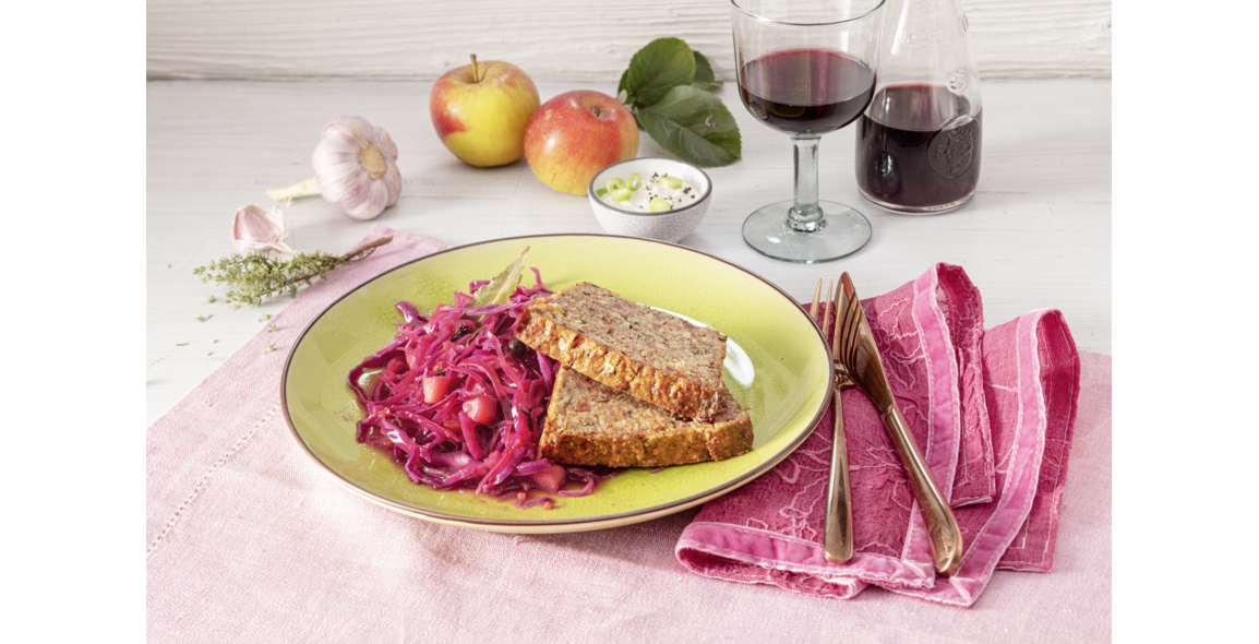 Nussbraten mit Rotkohl und Sesam-Joghurt-Dip