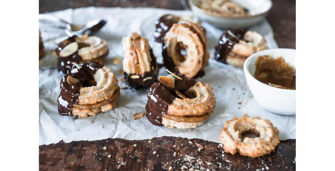 Mandelspritzgebäck mit Dattelkaramell