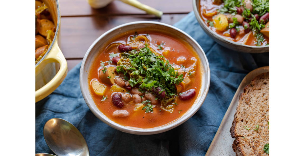 Fruchtig roter Tomaten-Wirsingeintopf mit Bohnenmix