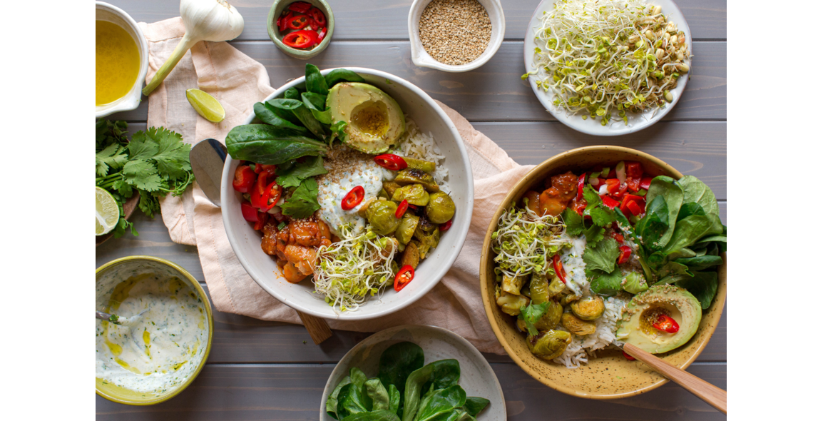 Buddha Bowl mit Avocado, knackigem Gemüse und Sprossen