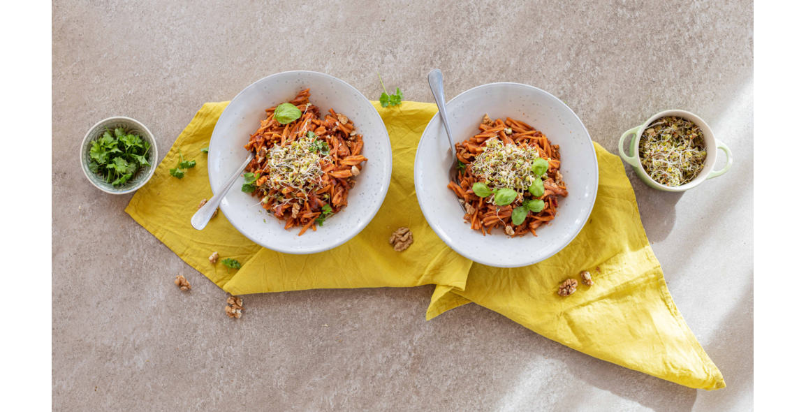 Linsen Spirelli mit Tomatensauce und knackigen Walnüssen