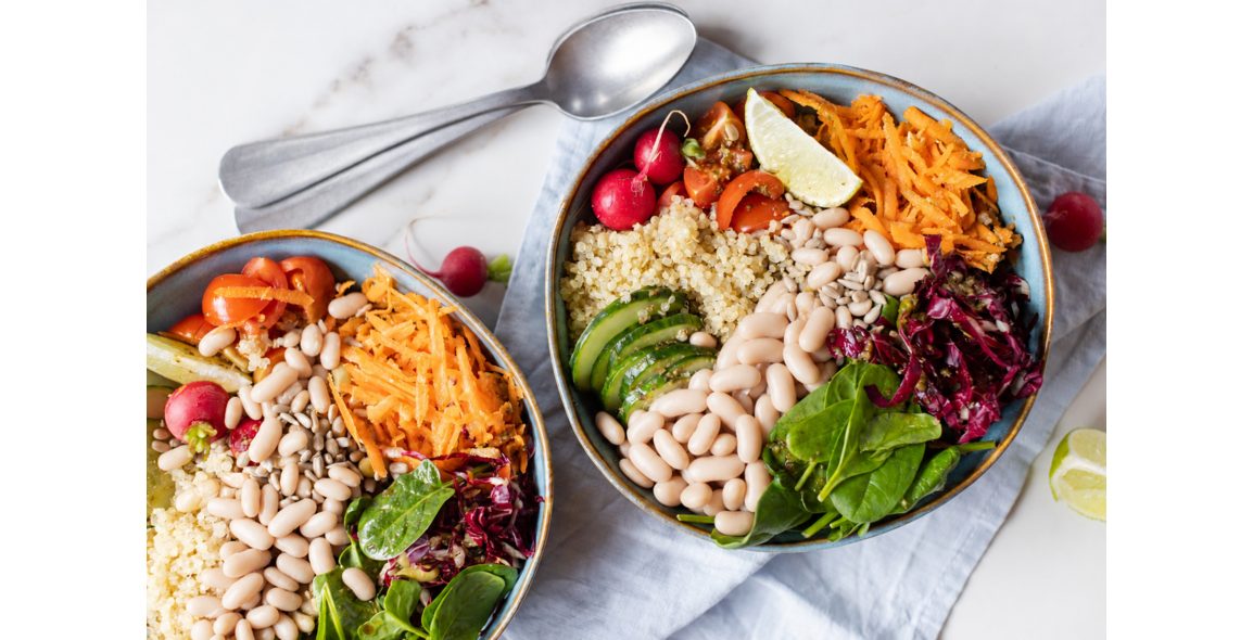 Quinoa Bowl mit buntem Gemüse und Pesto Dressing