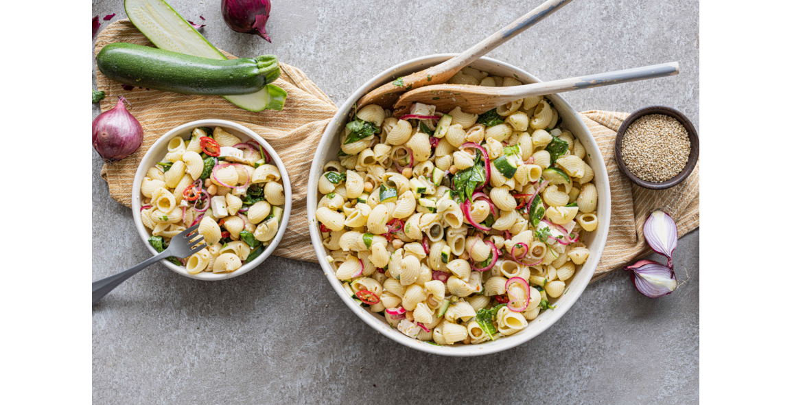 Conchiglie Nudelsalat mit gepickelten Zwiebeln, Spinat und Feta