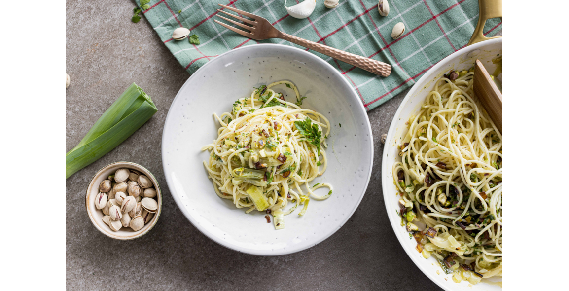 Spaghetti-Lauch-Carbonara mit Pistazien
