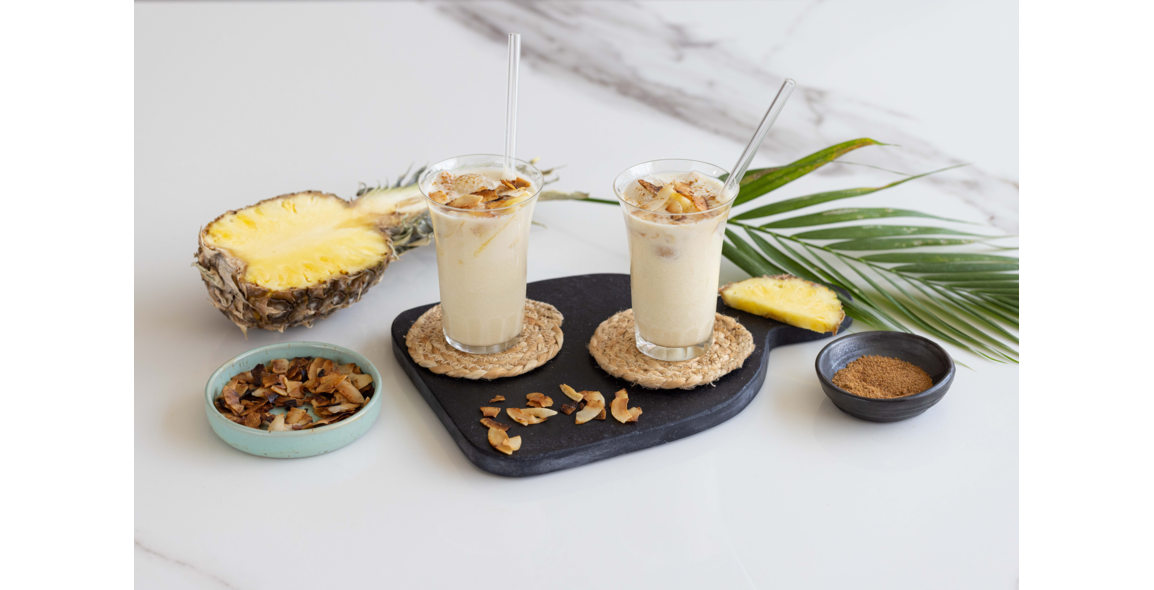 Alkoholfreie Piña Colada mit karamellisierten Kokos-Chips