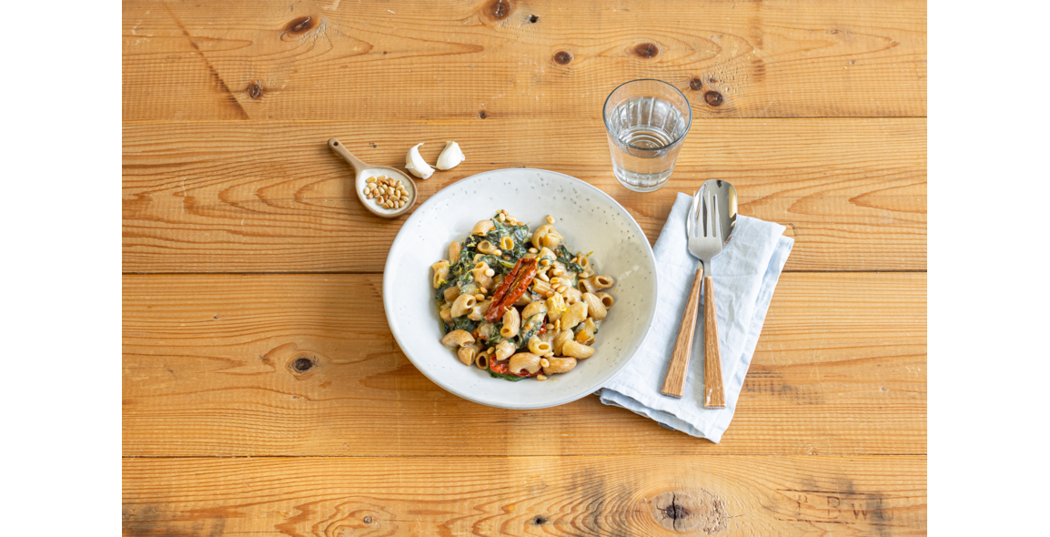Cremige Hörnchen Nudeln mit Mangold, getrockneten Tomaten und Zedernüssen