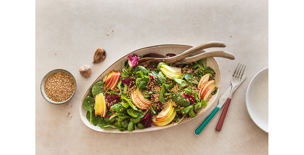 Feldsalat mit Apfel und geröstetem Buchweizen