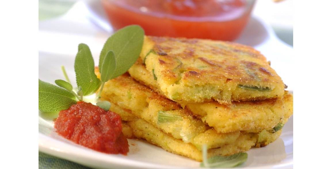 Polenta-Lauchschnitten auf Tomatenragout