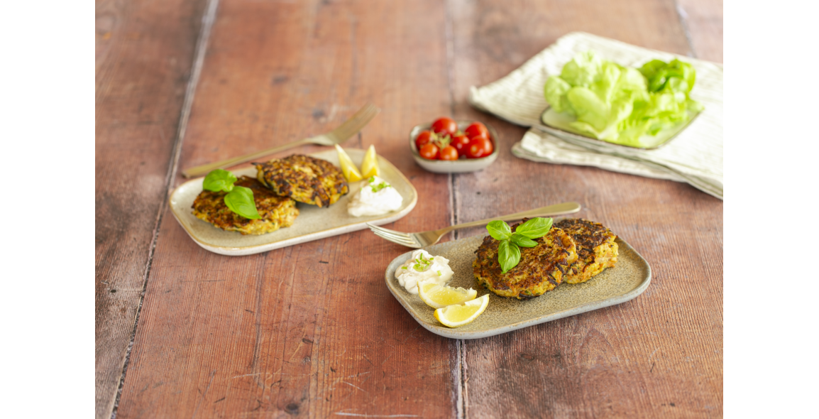 Gemüsepuffer mit Basilikumcreme