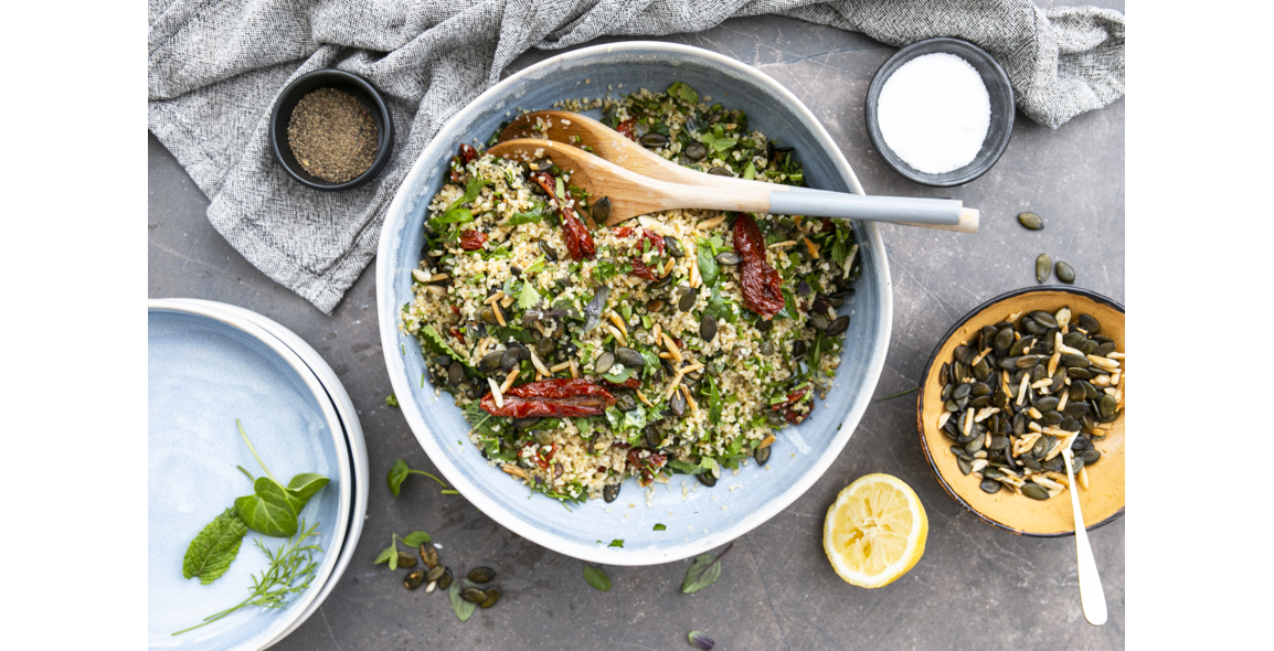 Bulgursalat mit getrockneten Tomaten und frischen Kräutern