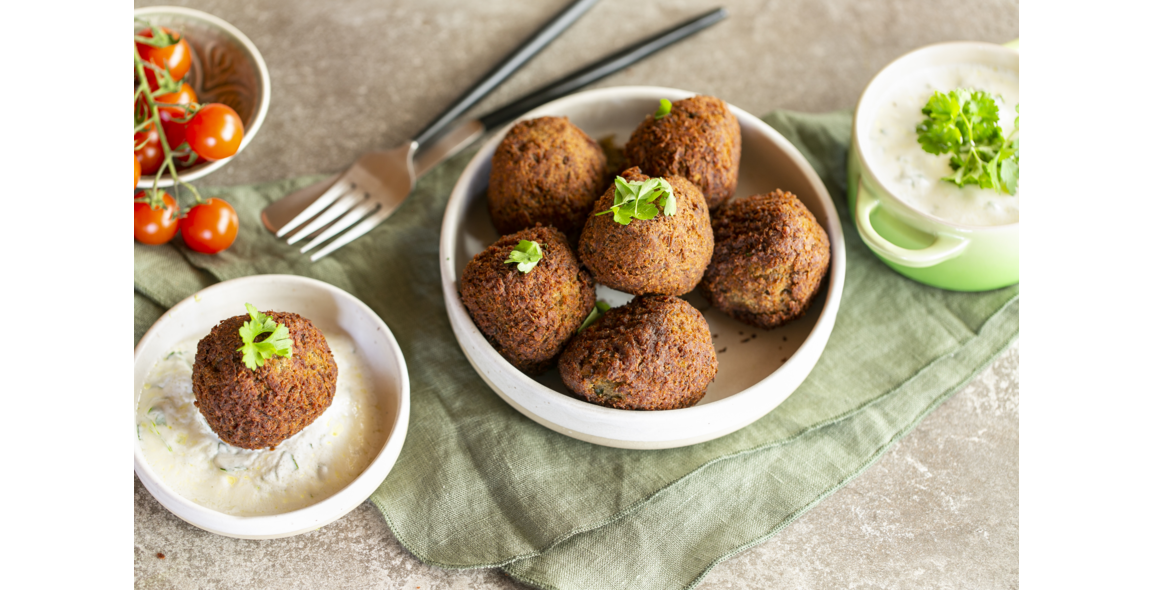 Linsenbällchen mit würzigem Joghurt-Dip