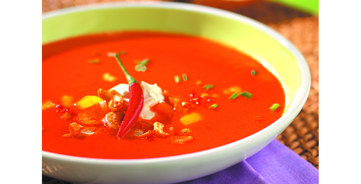 Rote Paprika-Cashewmus-Cremesuppe mit feuriger Einlage