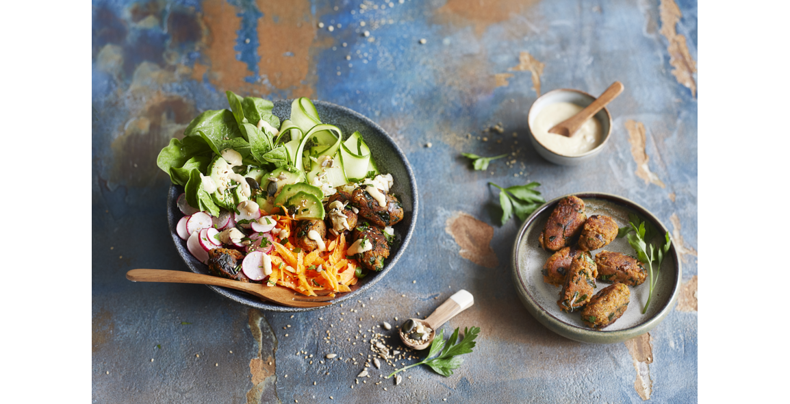 Poke Bowl mit Auberginen-Gemüse Köfte und Cashew-Kokos Dip