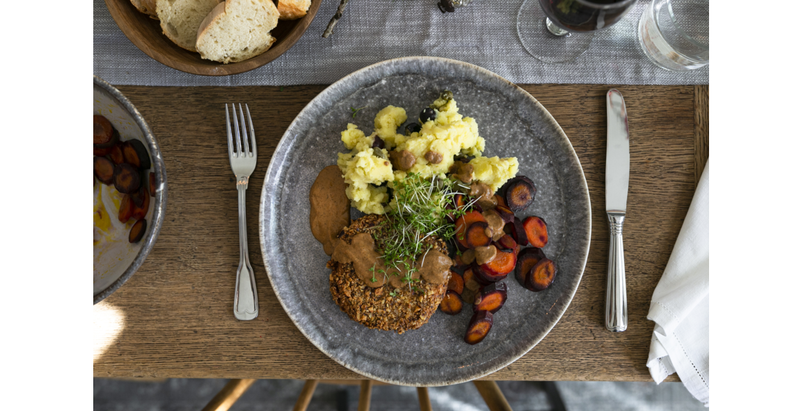 Mediterranes Kartoffelpüree mit Sellerieschnitzel, Karottengemüse und Sauce