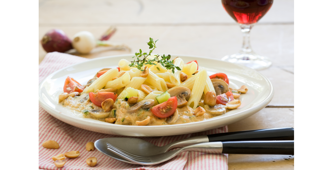 Penne mit Zucchini-Erdnuss-Sauce