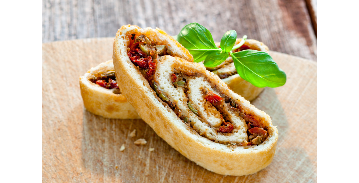 Pesto-Rolle mit Tomaten und Oliven