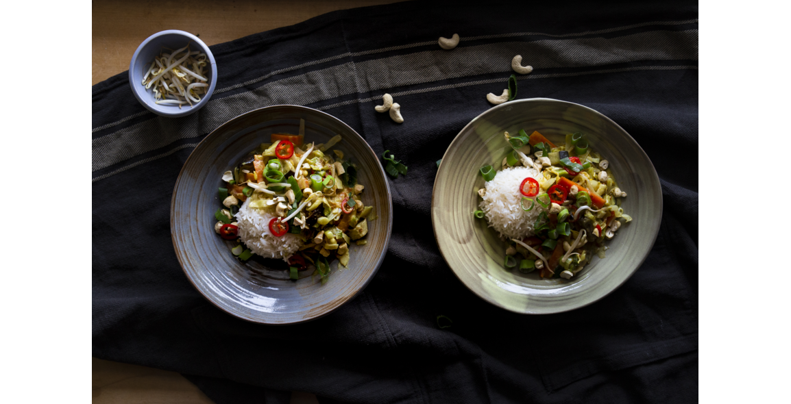 Asia-Wok mit Curry-Kokos-Erdnuss-Sauce und Basmatireis
