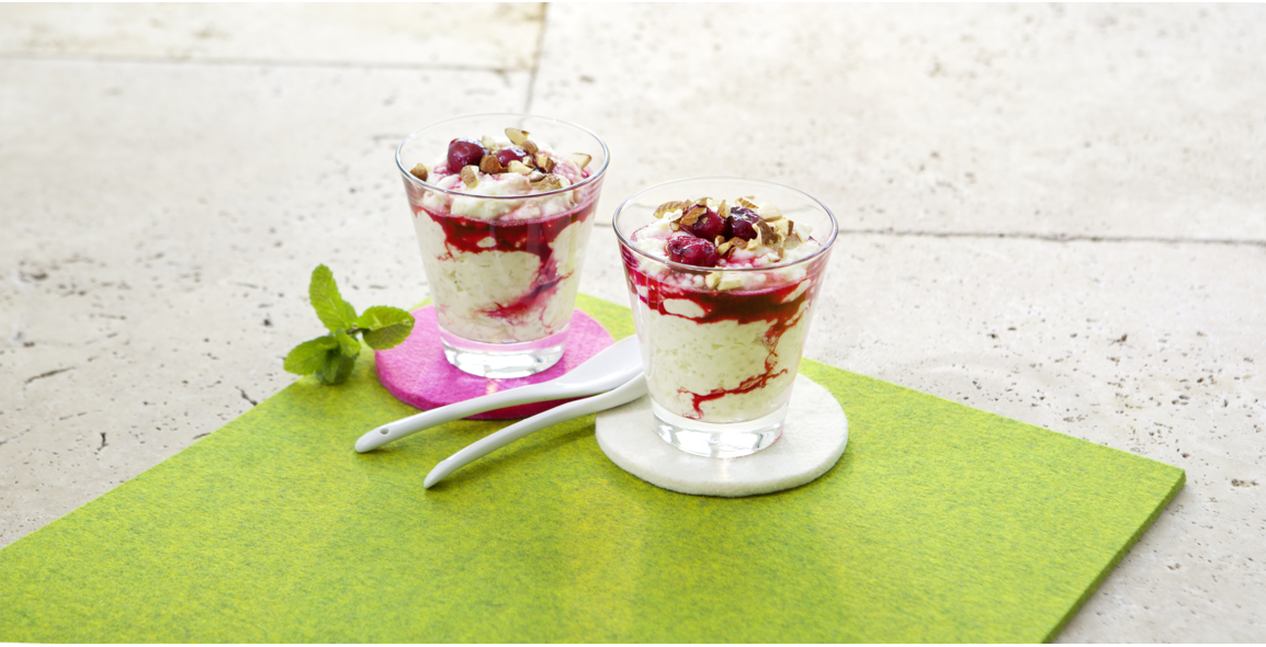 Zimt-Hirse-Creme mit heißen Vanille-Kirschen