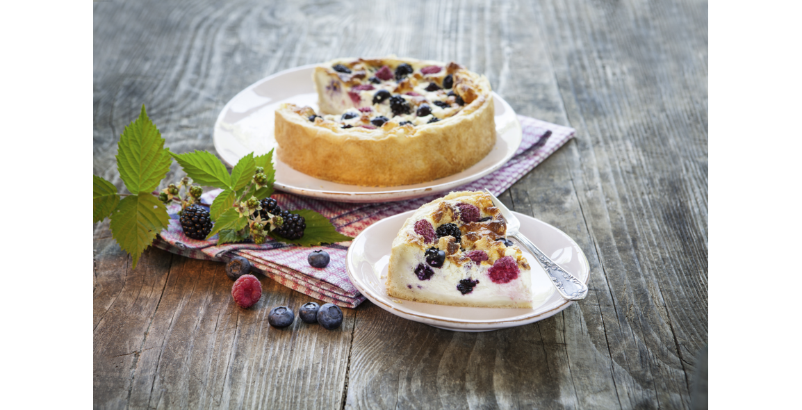 Käsekuchen mit Kokosmilch und Beeren