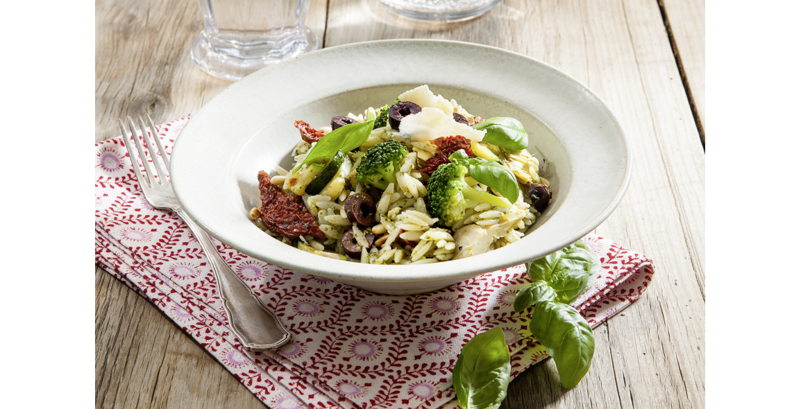 Bunter Risoni-Salat mit Pesto-Vinaigrette