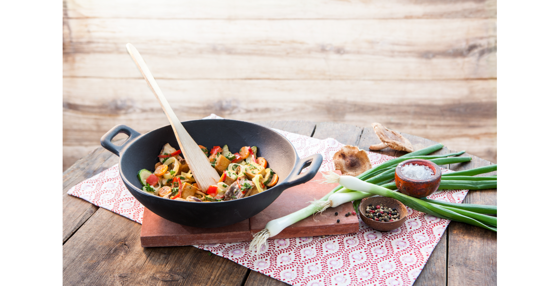 Wokpfanne mit weißem Tofu und Gemüse