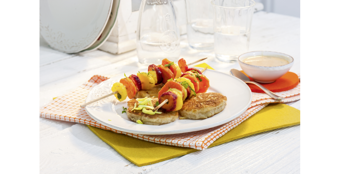 Ingwer-Lauch-Blinis mit marinierten Karottenspießchen