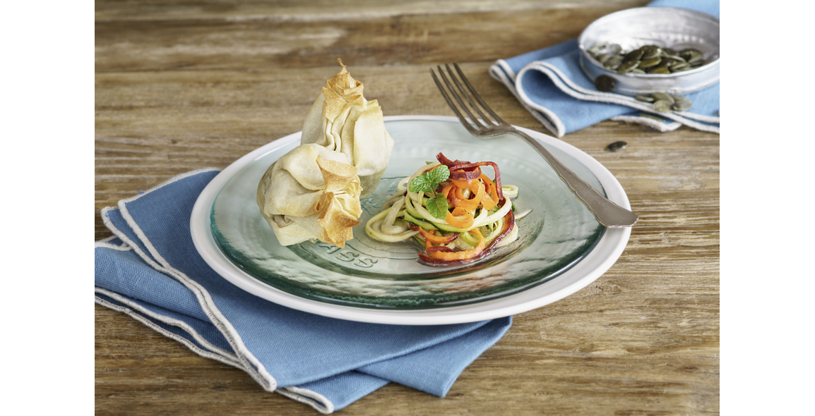 Erbsen-Filo-Päckchen auf marinierten Gemüselinguini