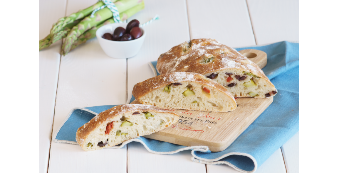 Saftiges Spargel-Ciabatta mit Oliven und getrockneten Tomaten