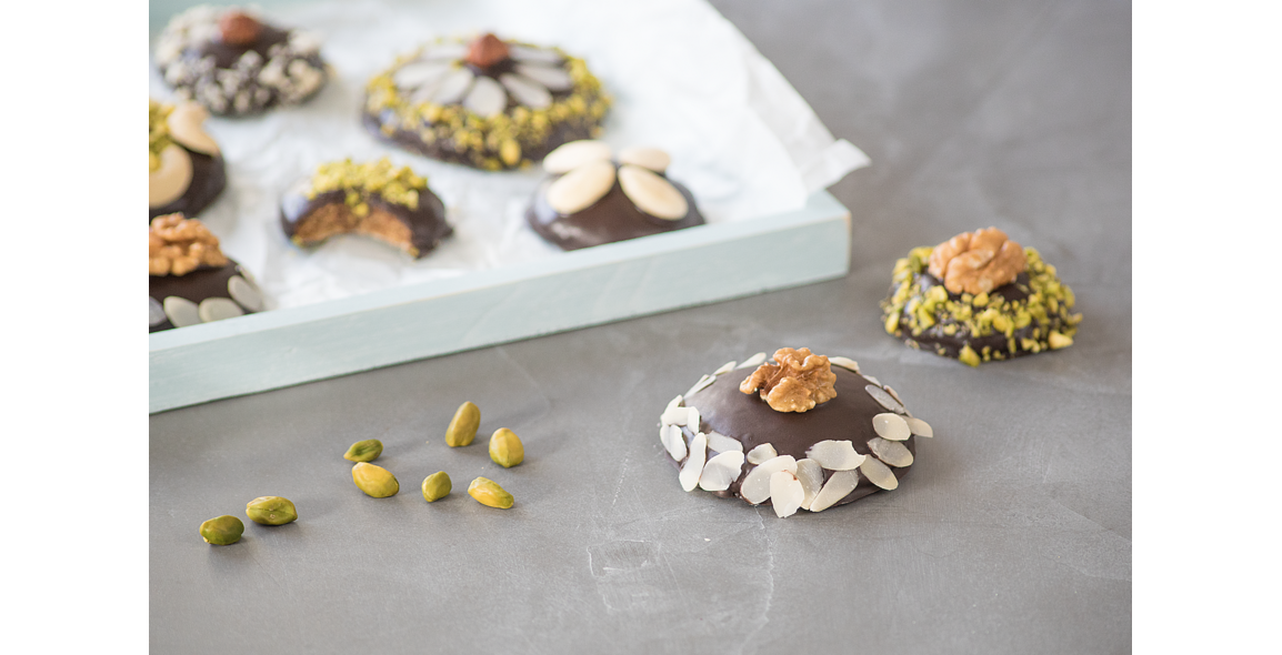 Maulbeer-Lebkuchen mit Nussdekor