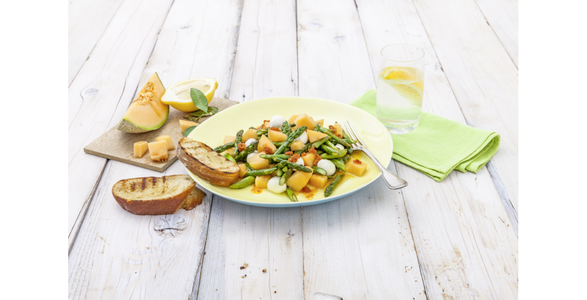 Spargel-Melonen-Salat mit Pesto Rosso Vinaigrette