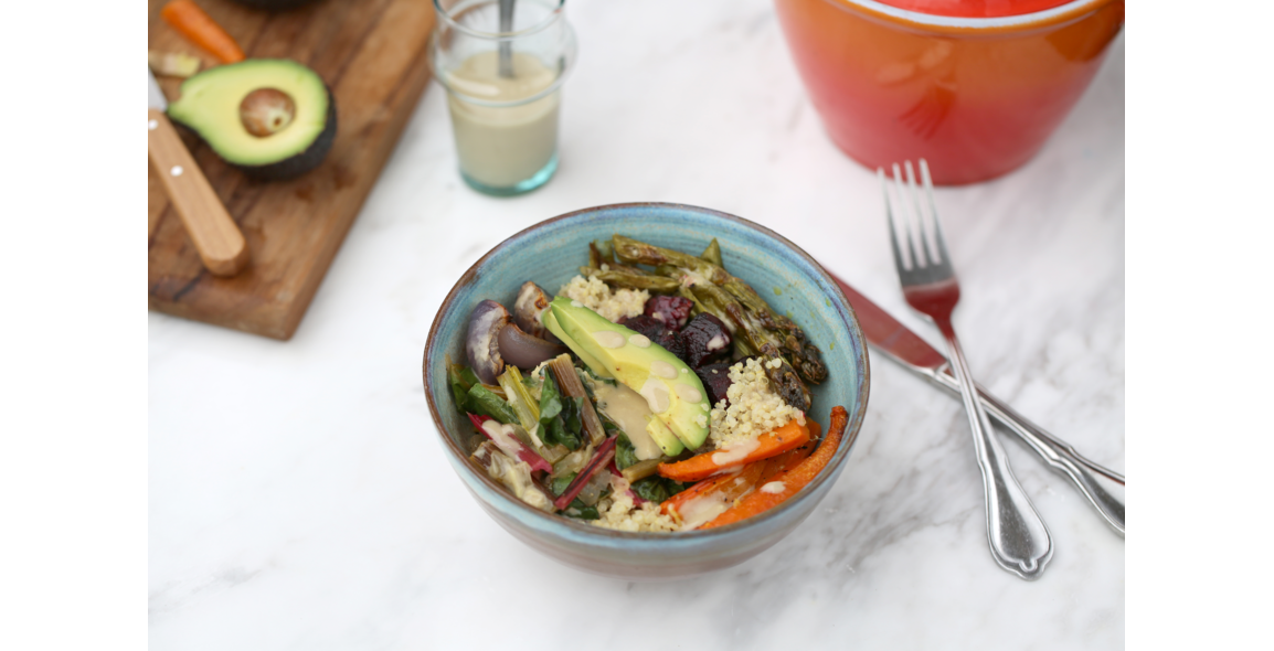 Ofengemüse mit Mangold, Avocado, Quinoa und Sesamdressing