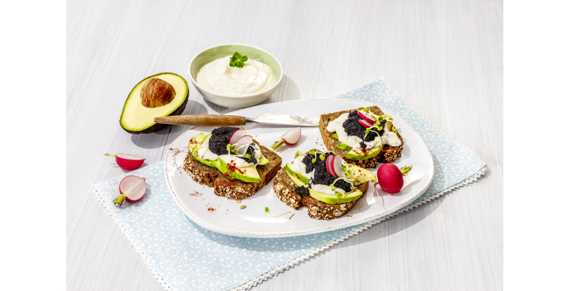 Amaranth-Kaviar auf Snack-Broten