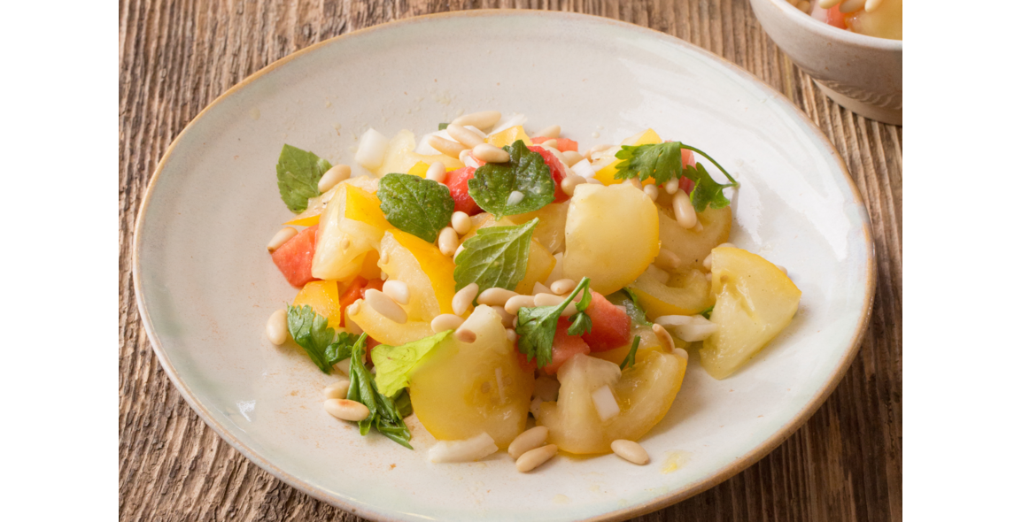 Gelber Tomaten Salat mit Melone und frischer Minze