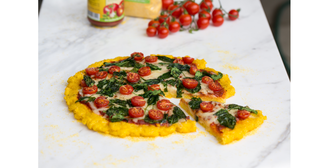 Polenta-Pizza mit Spinat und Kirschtomaten