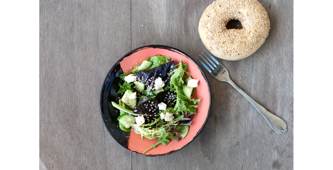 Sesam-Salat mit Gurke und Feta