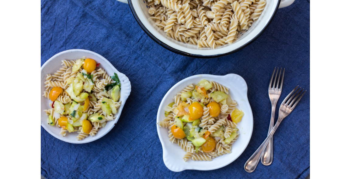 Spirelli mit gelben Cocktailtomaten, Zucchini und frischer Petersilie