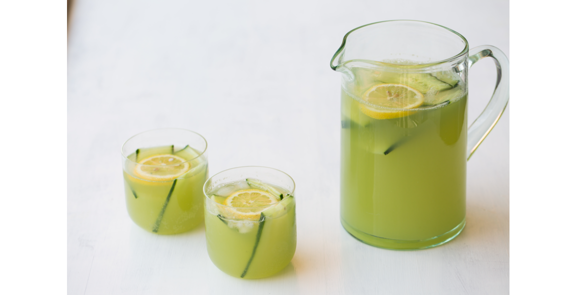 Gurkenlimonade mit Ingwer und frisch gepresster Zitrone