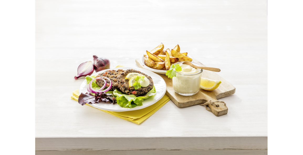 Schwarze-Bohnenburger mit Kartoffelspalten