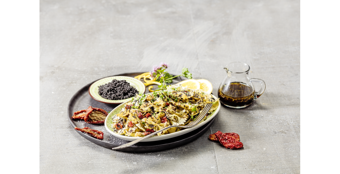 Mediterraner Nudelsalat mit schwarzem Perl-Amaranth