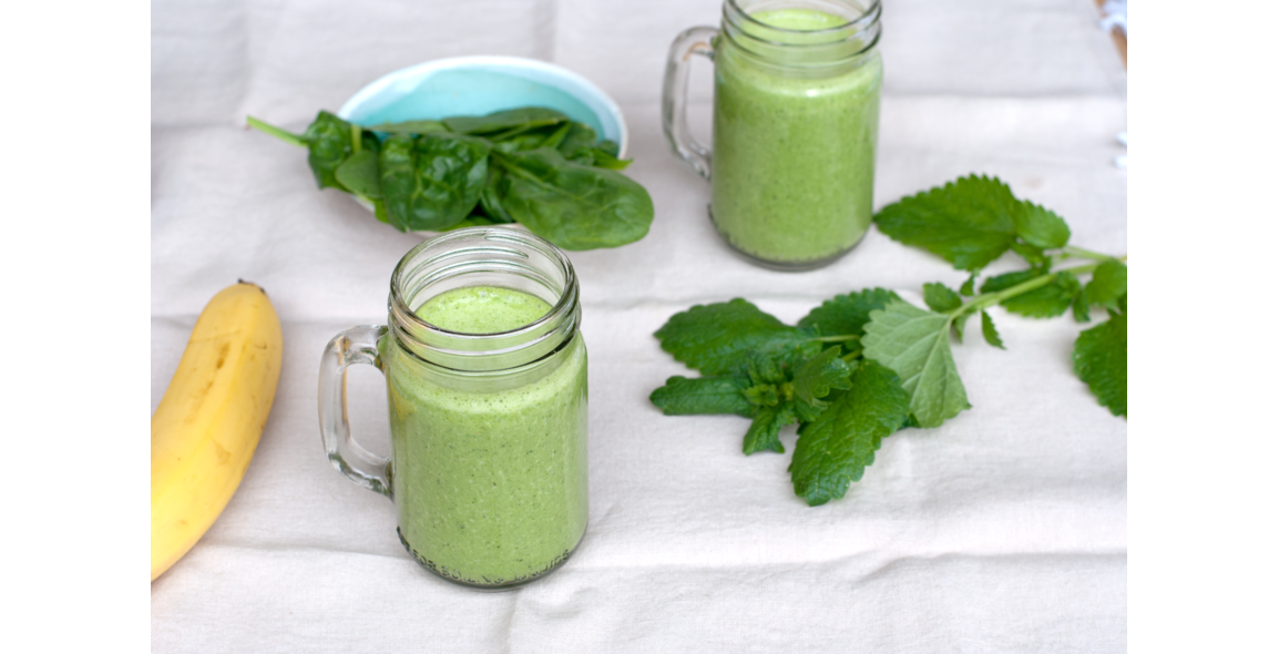 Grüner Smoothie mit Mandelmus und Minze