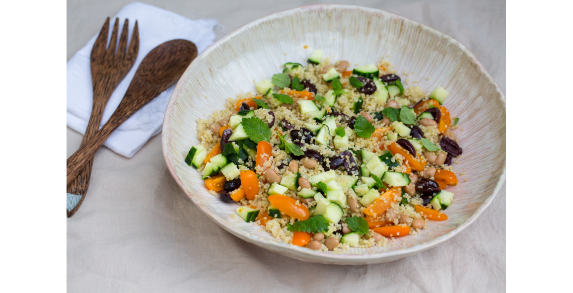 Quinoa-Salat mit Borlotti-Bohnen, Oliven und Minz-Blättern