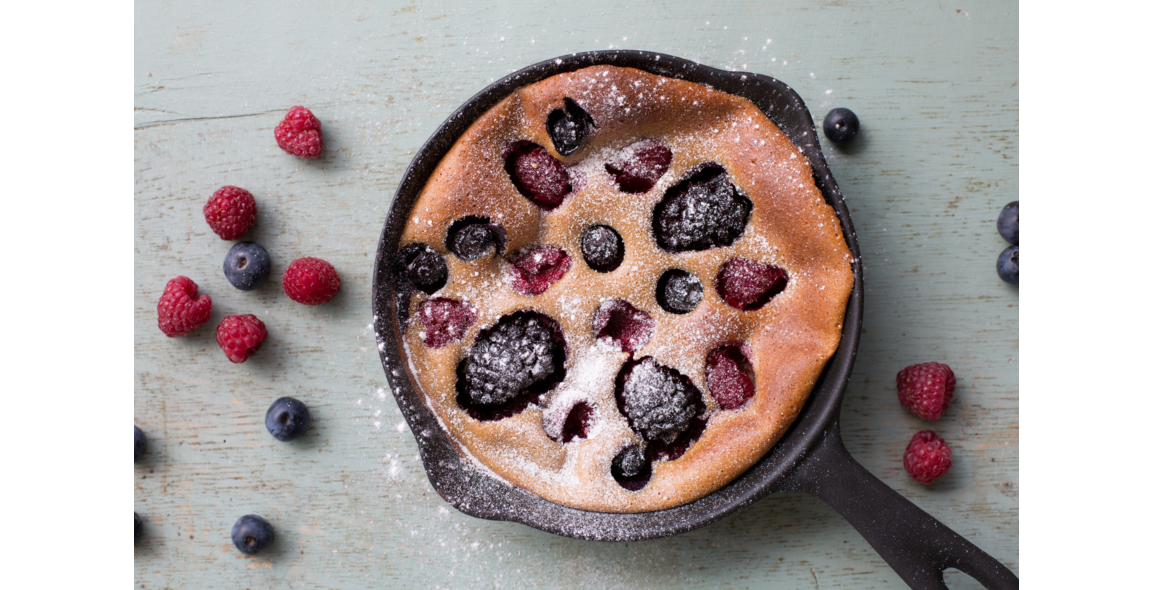 Im Ofen gebackene Pfannkuchen mit Beeren