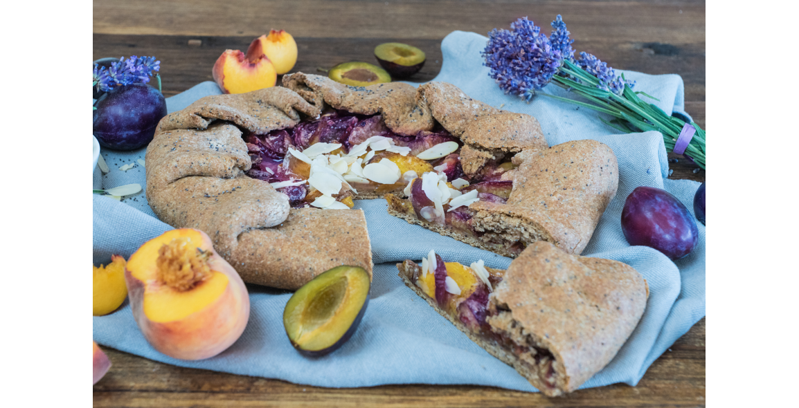 Mohn-Galette mit Pflaumen und Pfirsich