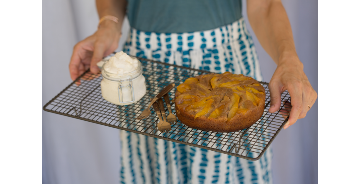 Gelber Pflaumenkuchen auf den Kopf gestellt