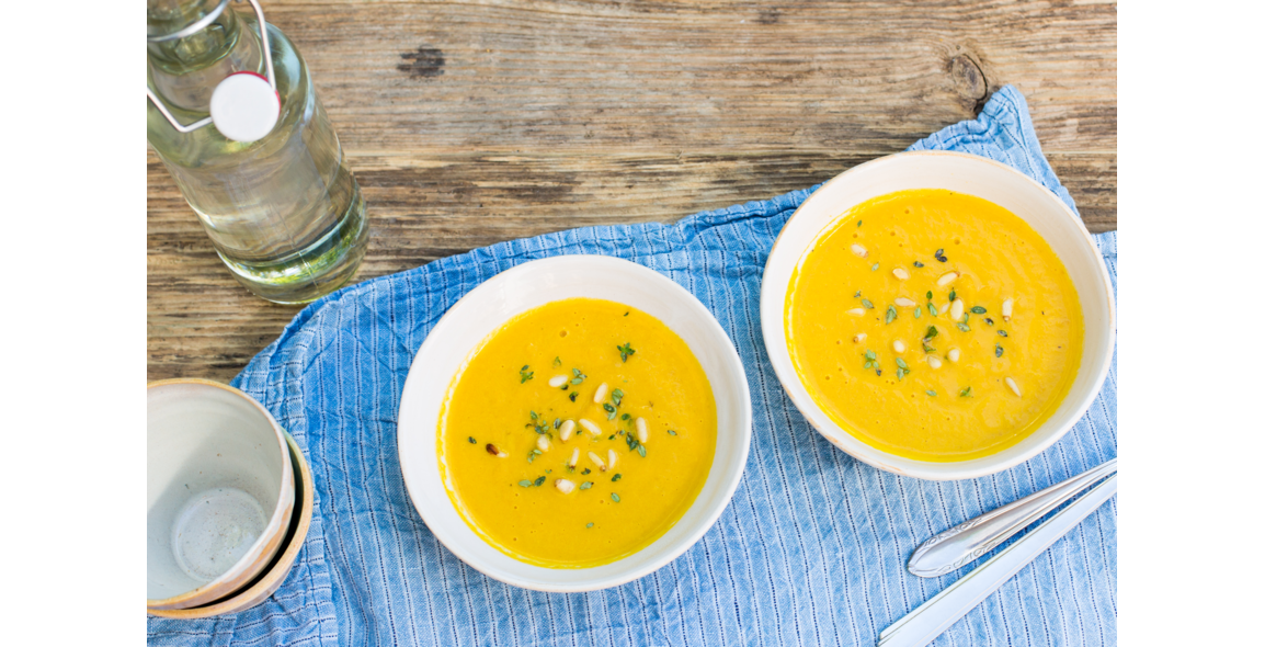 Geröstete Karottensuppe mit Pinienkernen und Walnussöl