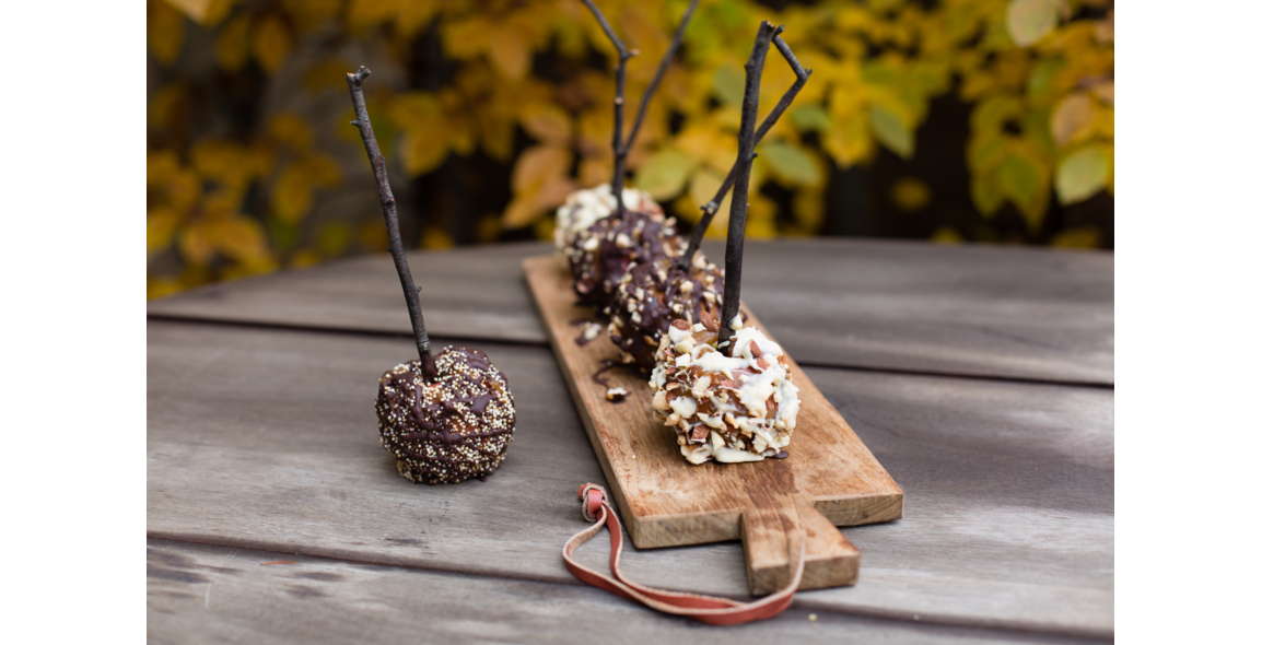 Karamell-Äpfel mit Schokolade und Amaranth-Quinoa-Nuss-Topping