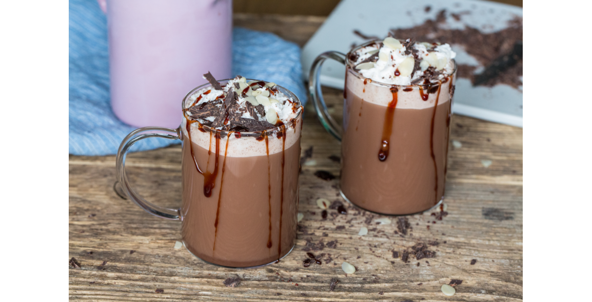Heiße Schokolade mit Nuss-Nougat-Creme, Kokosblütensirup und Mandelsplitter