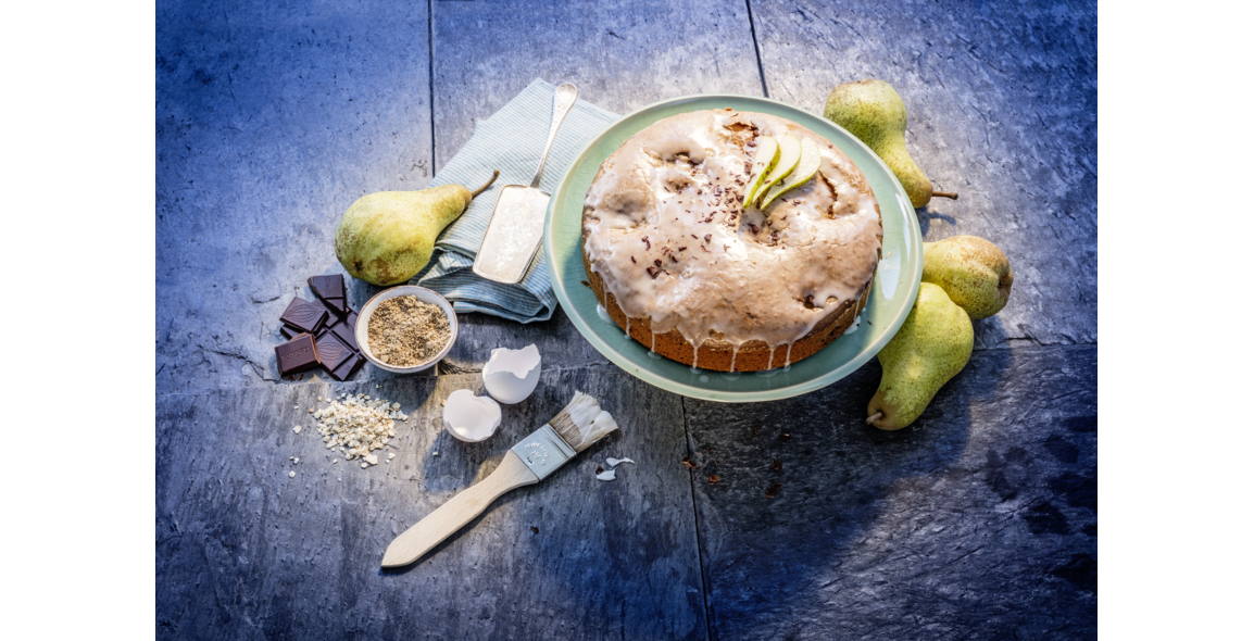 Gedeckter Birnenkuchen mit Mandelmus und Edelbitter-Schokolade