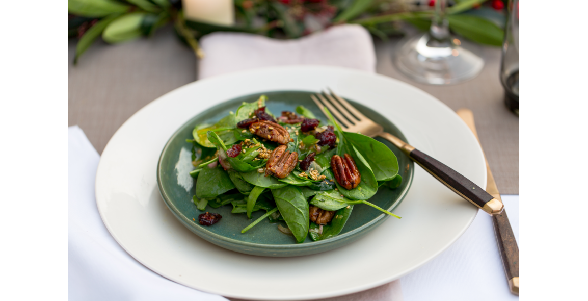 Kandierte Pekannüsse und Cranberries auf frischem Spinatsalat, mit geröstetem Sesam-Dressing