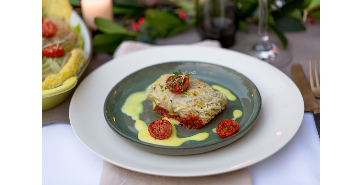 Wirsingrouladen, gefüllt, auf Tomatensauce